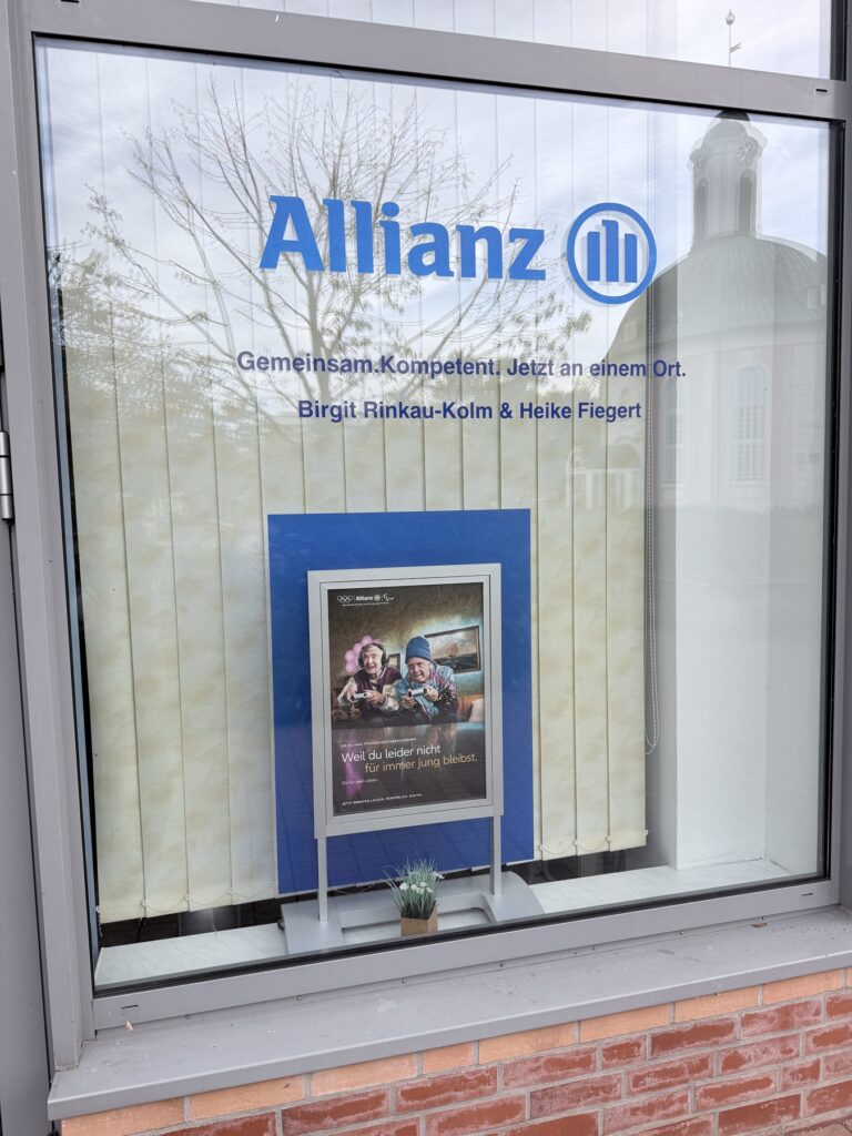 Schaufenster einer Allianz-Agentur mit blauem Logo und individueller Beschriftung